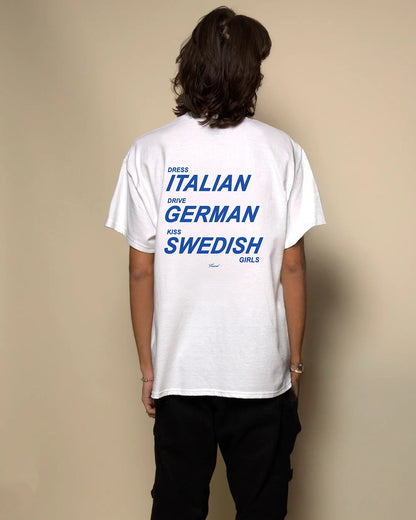 Kleed je Italiaans. Rij in een Duitser. Kus Zweedse meisjes.
