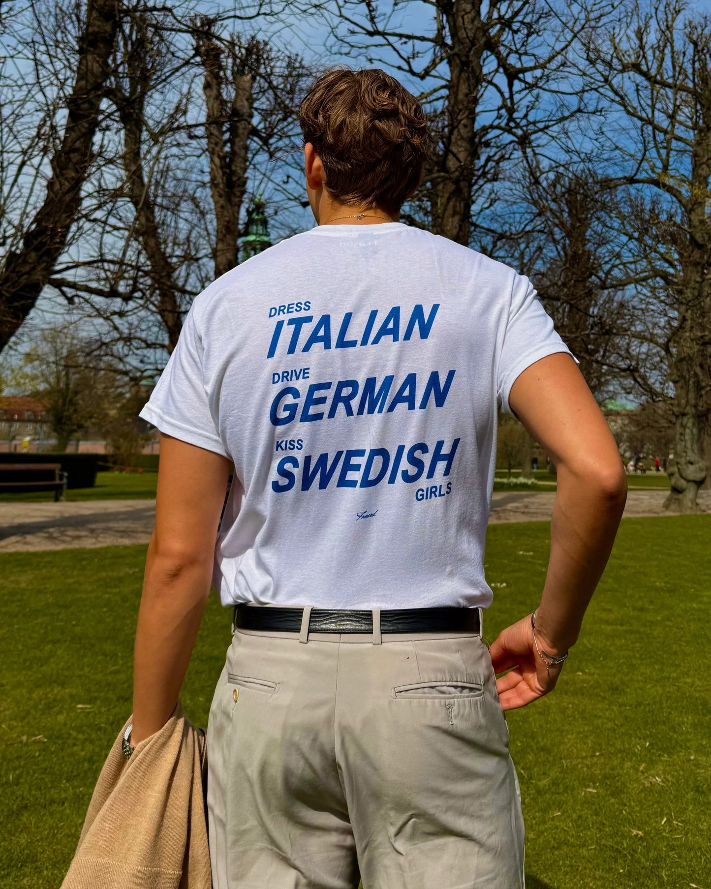 Kleed je Italiaans. Rij in een Duitser. Kus Zweedse meisjes.